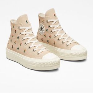 NWT Chuck Taylor All-Star Lift Platform Embroidered Roses